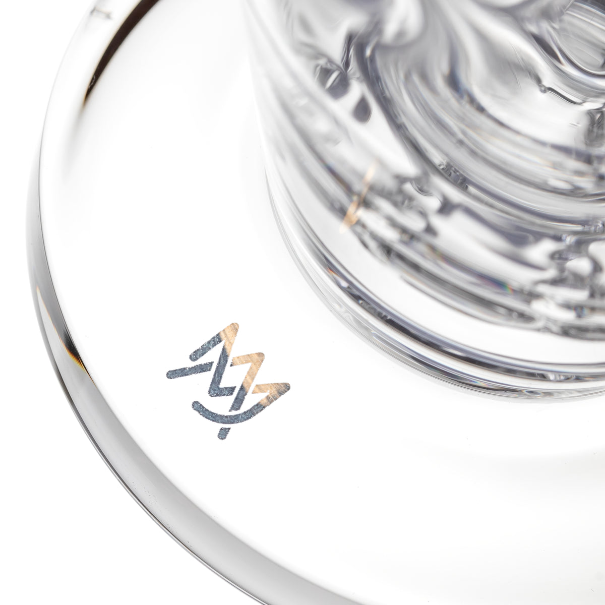 MJ Arsenal Voyager mini dab rig close-up showing branded clear glass base and thick circular foot