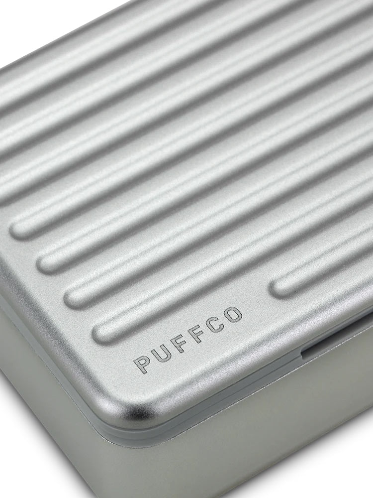 Close-up of PUFFCO logo stamped into the Pearl ribbed aluminum lid, emphasizing durable, travel-ready finish.