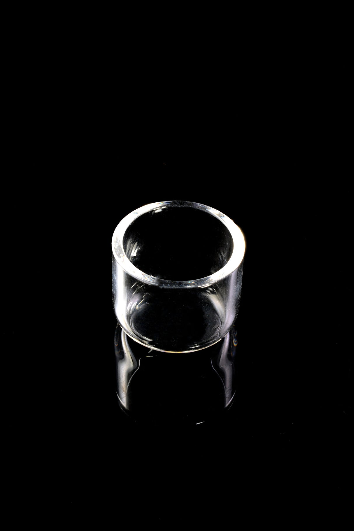 Close view of 24 mm quartz bucket insert; designed to fit 30 mm+ bangers only, helping manage heat and simplify post-session cleanup.