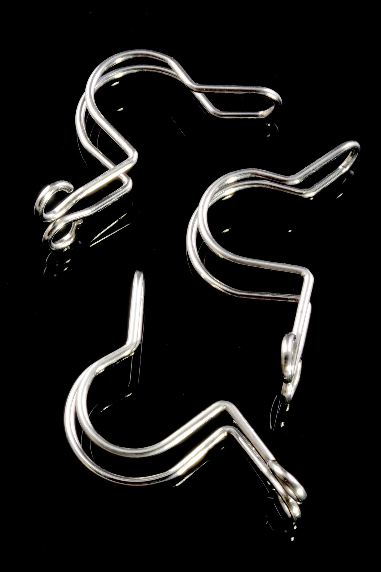 Close-up of a shiny metal 18.8 mm joint clip for glass-on-glass fittings, reflective S-shaped clamp on a black backdrop.