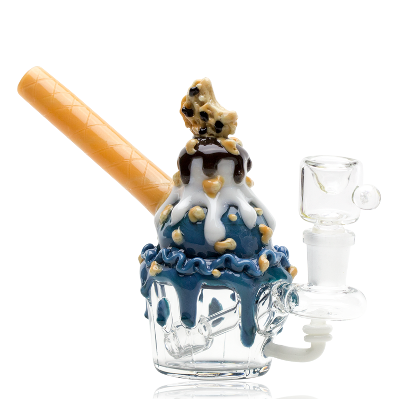 Side view of 8″ glass nano rig with stemless connection, clear beaker base, and blue sundae artwork