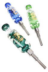 Assorted 7.5″ fluid-filled glass dab straws in blue and green with metal tips and gold logos