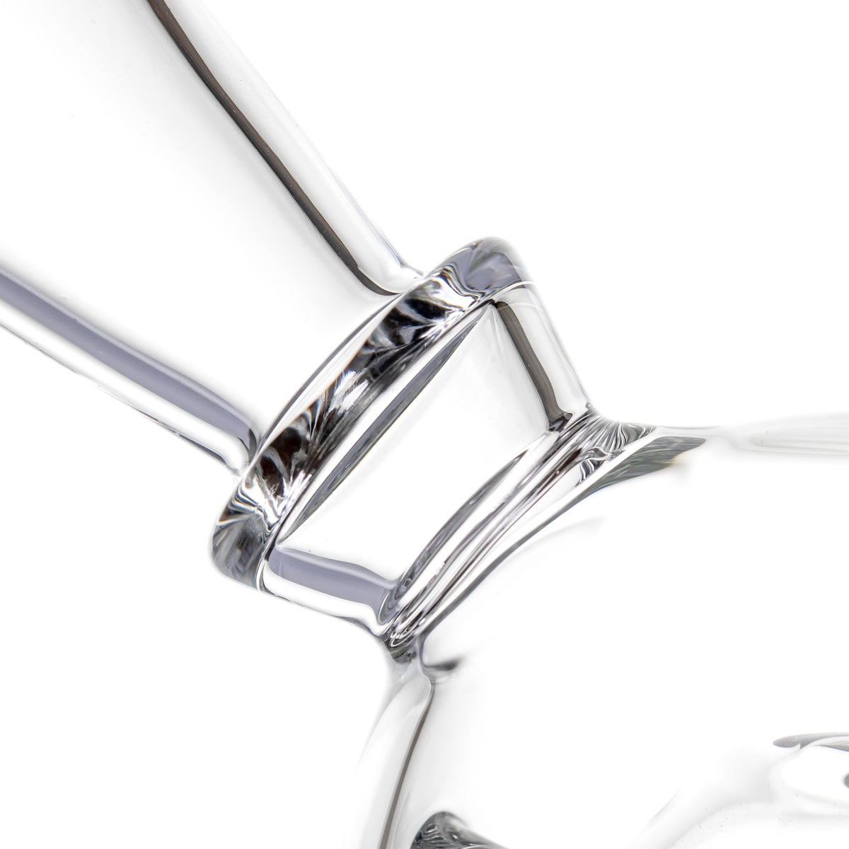 Close-up of MJ Arsenal Voyager dab rig reinforced angled mouthpiece joint and thick clear borosilicate glass