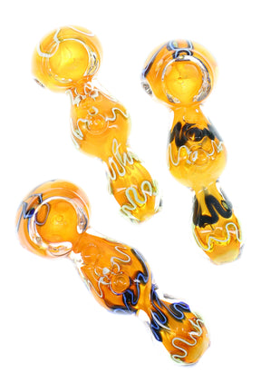 3.5″ gold-fumed glass hand pipe with squiggle stripes, double-bubble body, and grip marbles; compact dry-herb spoon in assorted colors.