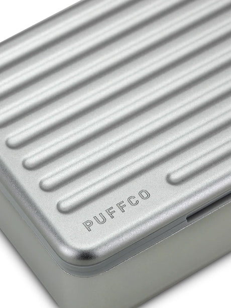 Close-up of PUFFCO logo stamped into the Pearl ribbed aluminum lid, emphasizing durable, travel-ready finish.