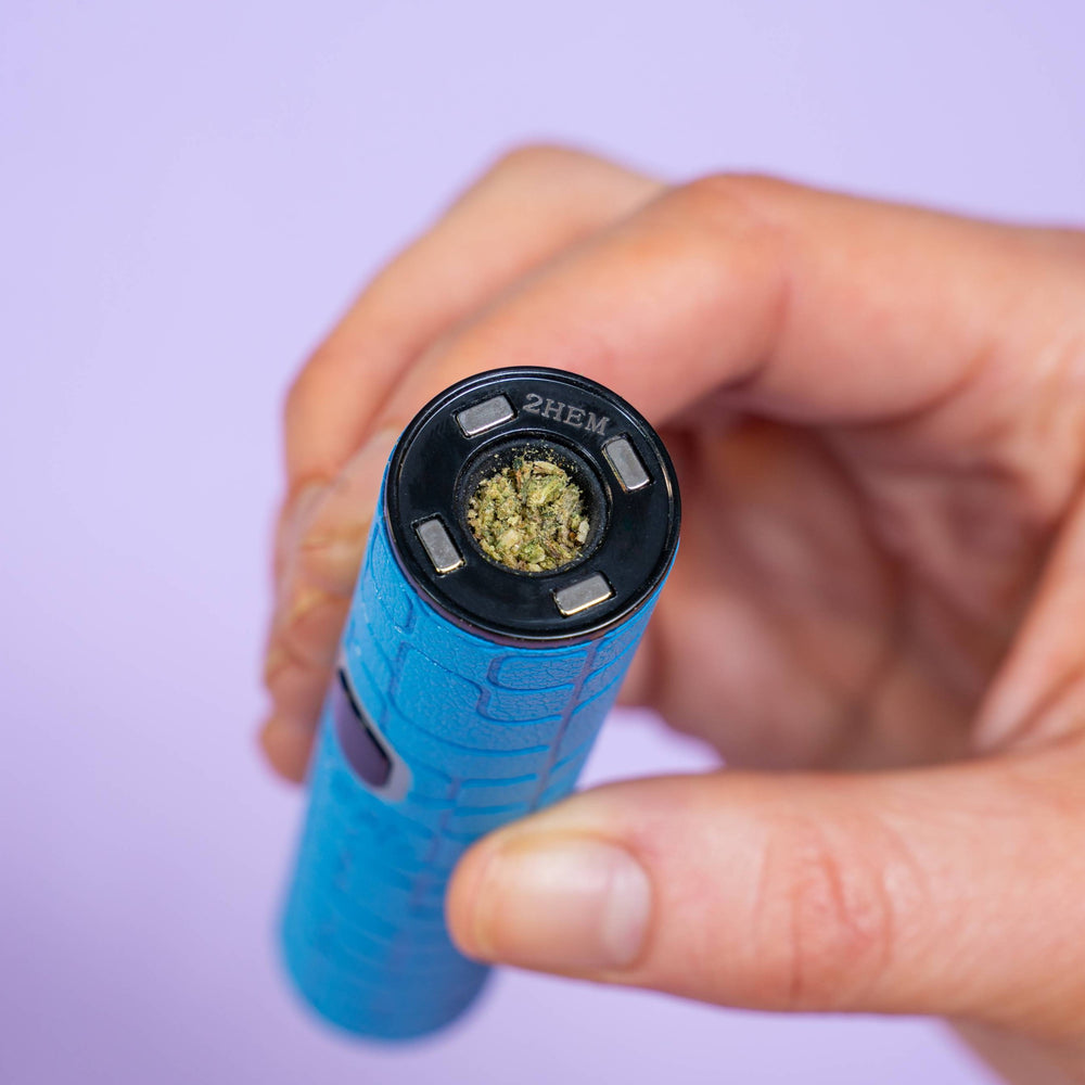 Blue Ooze Pinch vaporizer with magnetic mouthpiece removed to show the dry herb chamber opening